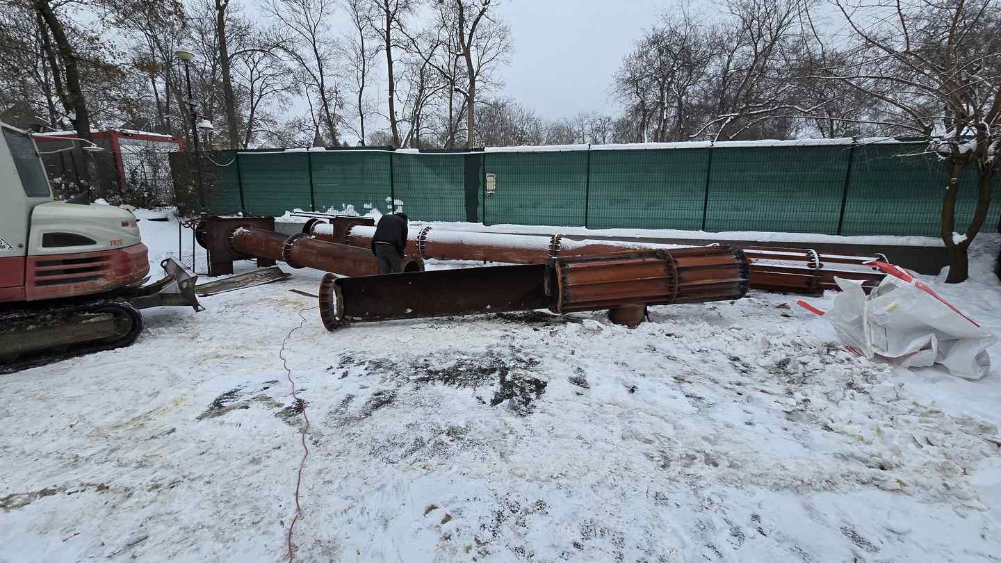 15-meteres-kemeny-bontasa-a-18-keruleti-park-uszodanal-2